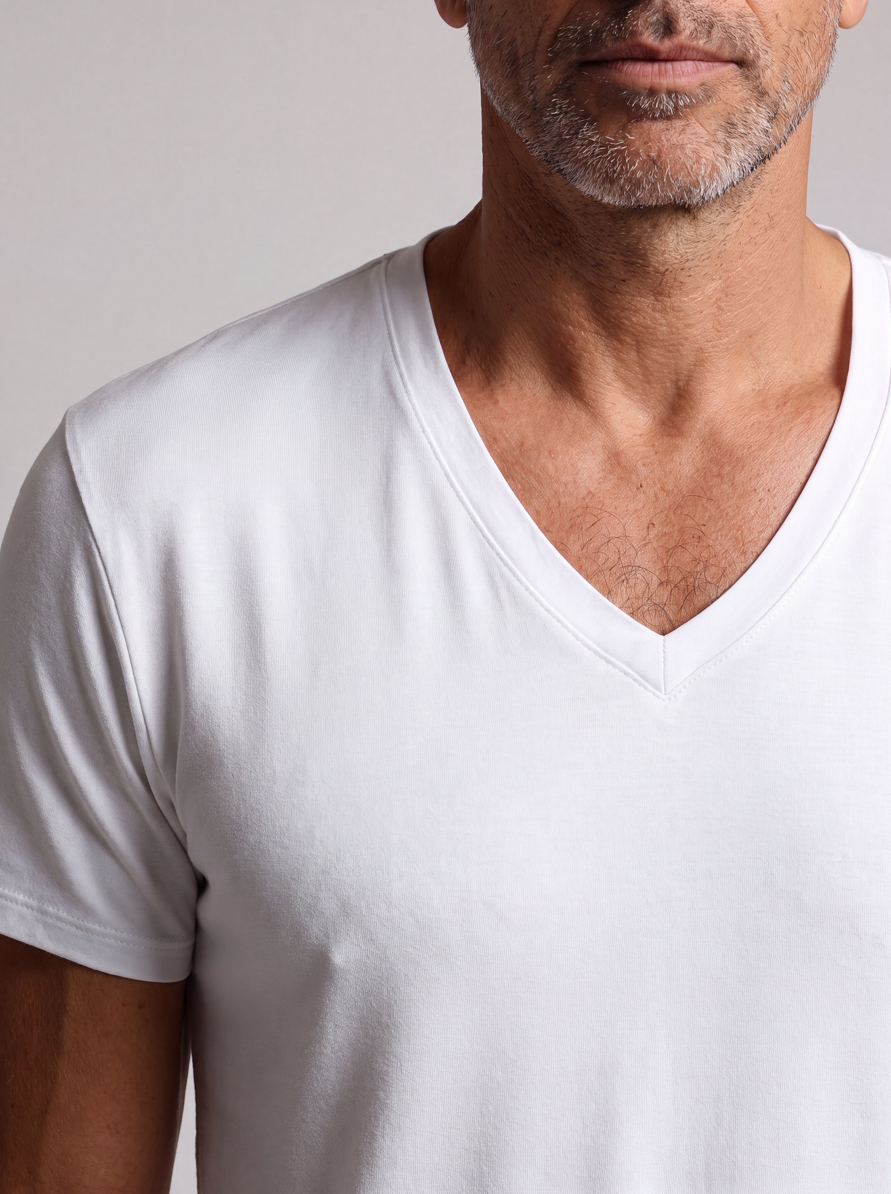 T-Shirt Scollo a V Uomo in Bambù Fatta a Mano in Italia — Bianco